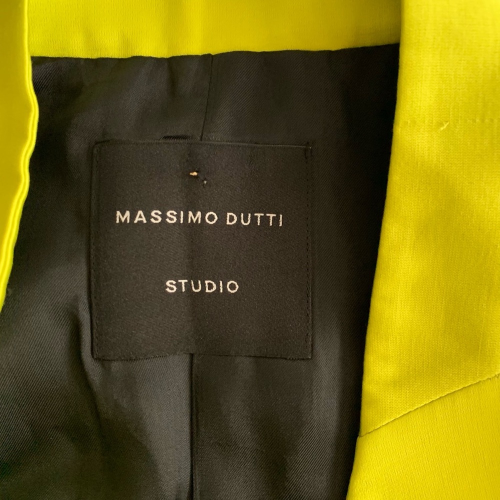 MASSIMO DUTTI
STUDIO DOUBLE-BREASTED CROPPED BLAZER IN LIME - Picture 3 of 9